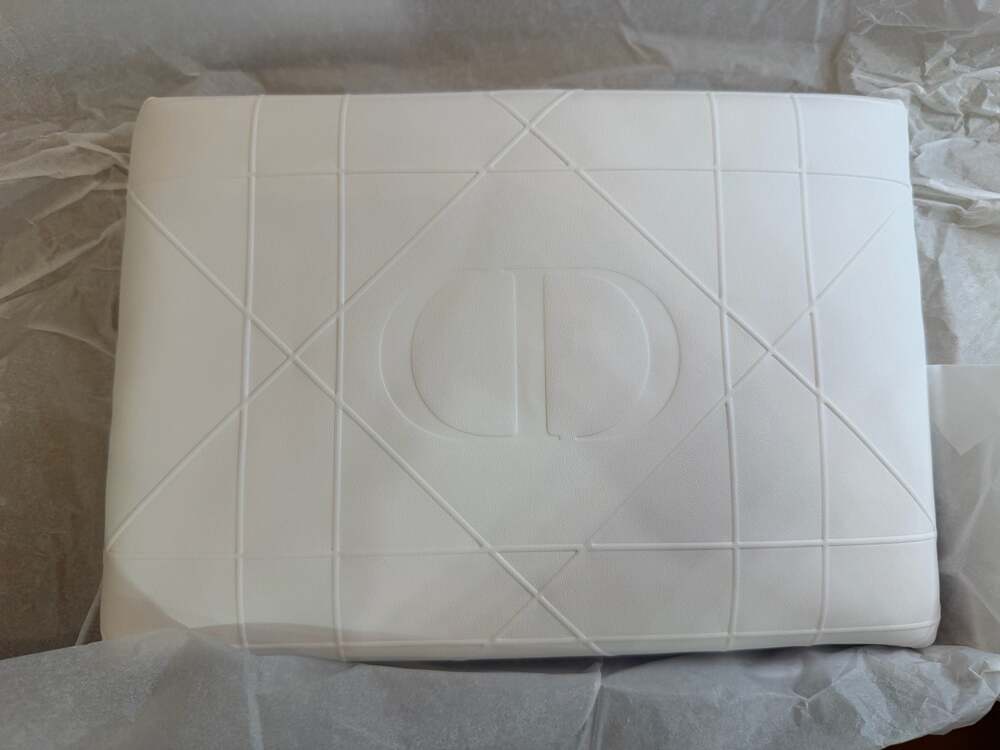 Dior Beauty White Quilted VIP Gift Cosmetics Pouch with Star Zipper Charm - Picture 5 of 8
